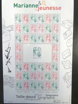 une photo d'une affiche posée sur une table, sur laquelle sont collés des timbres