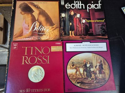 trois DVD posés sur une table, avec un CD devant eux