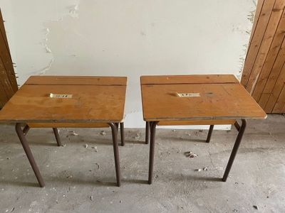 Lot de 2 bureaux d’ ecole en bois et fer .