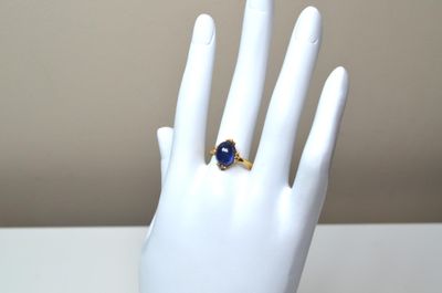 une image représentant une main avec une bague au doigt