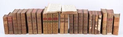 un grand nombre de vieux livres empilés les uns sur les autres