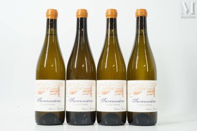 trois bouteilles de vin sont alignées sur une table