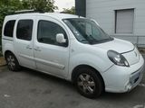 une petite camionnette blanche garée dans un parking