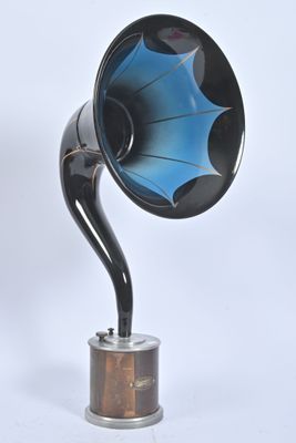 un gramophone noir et bleu posé sur un socle en bois