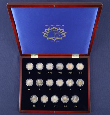 le coffret de pièces de la Monnaie royale dans son écrin de présentation