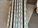 une pile de cartons et un tas de cartons par terre