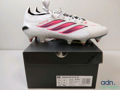 un gros plan d'une paire de chaussures de foot posée sur une boîte