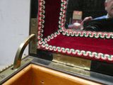 une photo d'un homme qui se regarde dans un miroir