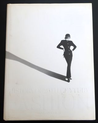 une photo en noir et blanc d'une femme debout devant une ombre