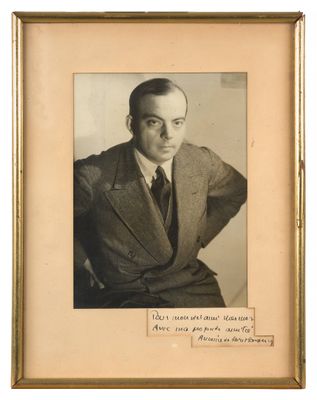 une vieille photo d'un homme en costume-cravate posant pour une photo