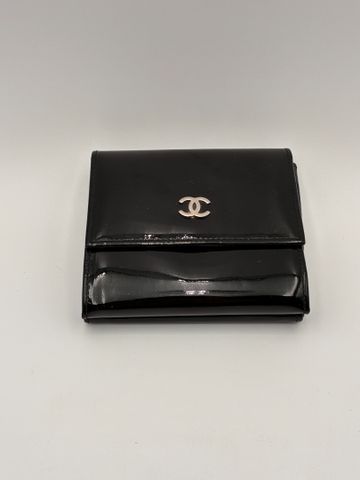 CHANEL : porte carte en cuir verni noir bon état
