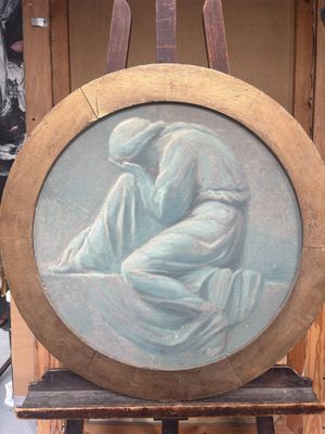 une photo d'un tableau représentant une mère et son enfant, posé sur un chevalet