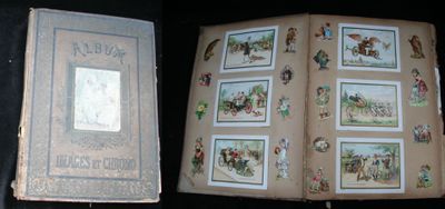 deux vieux livres sur lesquels figurent des photos de personnes