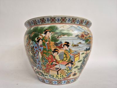 un vase avec un tableau posé sur une table