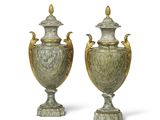 une paire de vases verts et dorés posés sur des socles, sur fond blanc
