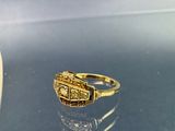 une photo d'une bague en or posée sur une table