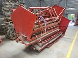 un gros tas de bois entreposé dans un entrepôt