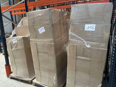 Les cartons sont empilés sur des palettes dans un entrepôt et sont munis d'une étiquette de prix.