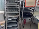 de nombreux plateaux de nourriture posés sur une étagère dans la cuisine
