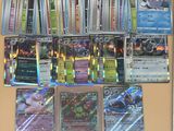 beaucoup de cartes pokemon sur la table