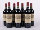six bouteilles de vin rouge sont alignées