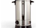 une image représentant une cafetière en acier inoxydable sur fond blanc