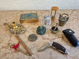 une table sur laquelle se trouvent de nombreux objets différents