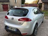 une voiture argentée garée devant un bâtiment