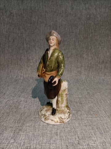 Saxe (dans le gout). Sujet en porcelaine représentant un homme te