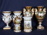 cinq vases posés sur une table