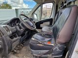 une photo de l'intérieur d'une camionnette qui a été vandalisée