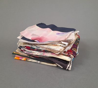 Important lot de carrés et foulards principalement en soie s…