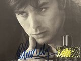 une image d'un magazine sur laquelle figure la photo d'un homme tenant un flacon de parfum