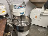 une photo d'un mixeur dans une cuisine, avec d'autres appareils