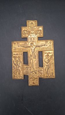 une croix dorée sur fond noir, avec une image de Jésus sur la croix