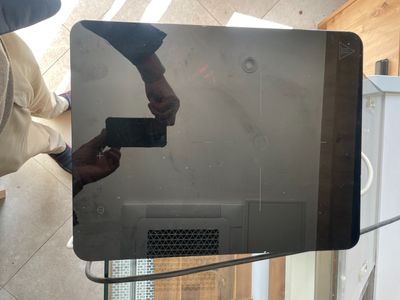 un homme qui tient un téléphone portable devant un miroir
