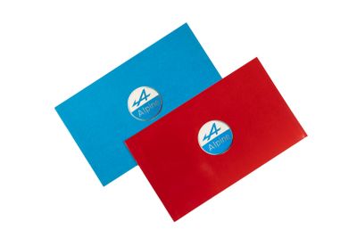 deux enveloppes rouges et bleues sur fond blanc
