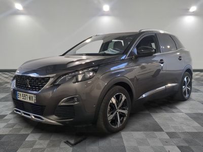 la voiture grise est garée dans le garage sur un sol en damier
