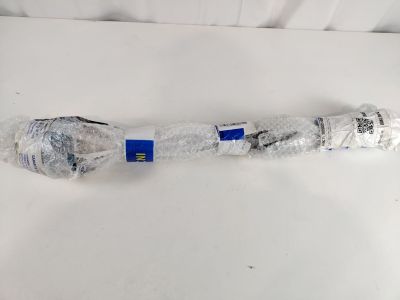un sac rempli d'eau, emballé dans du plastique, posé sur une table