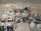 de nombreux sacs de vêtements posés sur une table