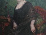 tableau représentant une femme en robe noire assise sur une chaise rouge