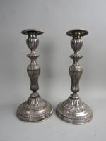 Paire de bougeoirs de forme balustre en bronze argenté. (photo 2)