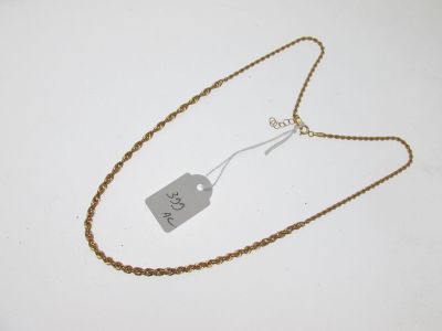 gros plan d'un collier portant une étiquette de prix