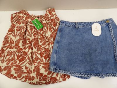 deux paires de shorts en jean et un haut à imprimé floral
