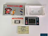une boîte sur laquelle figure un jeu, à côté d'une autre boîte sur laquelle figure un jeu