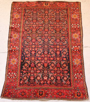 un tapis persan antique sur fond blanc