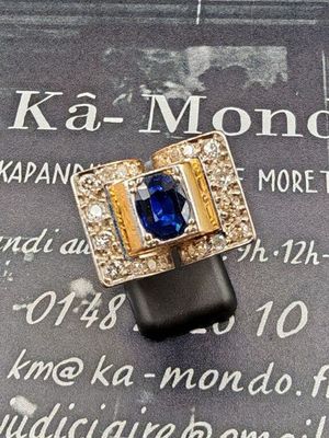 l'image d'une bague contenant une pierre bleue