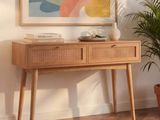 une photo d'une table en bois sur laquelle se trouve une plante