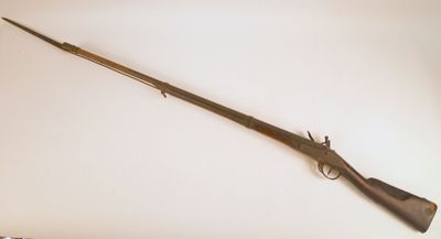 un vieux fusil muni d'une longue crosse en bois et d'un canon en bois