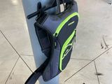 un sac accroché à un poteau à côté d'un ballon de foot